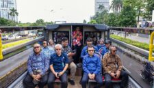 Wakil Menteri Ketenagakerjaan, Afriansyah Noor, bersama jajaran Kemnaker dan Direksi PT Transportasi Jakarta saat meninjau layanan bus Transjakarta usai penandatanganan MoU di Jakarta, Kamis (30/4). Kolaborasi ini menjadi tonggak penting dalam memperluas akses lapangan kerja dan peningkatan kompetensi SDM di sektor transportasi publik. (FOTO : Dok. Biro Humas Kemenaker)