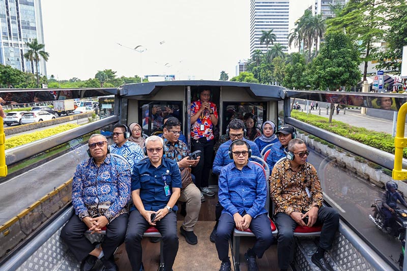 Wakil Menteri Ketenagakerjaan, Afriansyah Noor, bersama jajaran Kemnaker dan Direksi PT Transportasi Jakarta saat meninjau layanan bus Transjakarta usai penandatanganan MoU di Jakarta, Kamis (30/4). Kolaborasi ini menjadi tonggak penting dalam memperluas akses lapangan kerja dan peningkatan kompetensi SDM di sektor transportasi publik. (FOTO : Dok. Biro Humas Kemenaker)