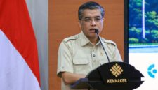 Menteri Ketenagakerjaan RI, Yassierli, memberikan keterangan pers terkait pembukaan pendaftaran Pelatihan Vokasi Nasional Batch 2 di Kantor Kemnaker, Jakarta. Program strategis ini membuka 24 pilihan kejuruan guna mencetak angkatan kerja yang kompeten, berdaya saing, dan siap memenuhi kebutuhan dunia industri saat ini. (Foto: Dok. Humas Kemnaker)
