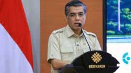 Menteri Ketenagakerjaan RI, Yassierli, memberikan keterangan pers terkait pembukaan pendaftaran Pelatihan Vokasi Nasional Batch 2 di Kantor Kemnaker, Jakarta. Program strategis ini membuka 24 pilihan kejuruan guna mencetak angkatan kerja yang kompeten, berdaya saing, dan siap memenuhi kebutuhan dunia industri saat ini. (Foto: Dok. Humas Kemnaker)