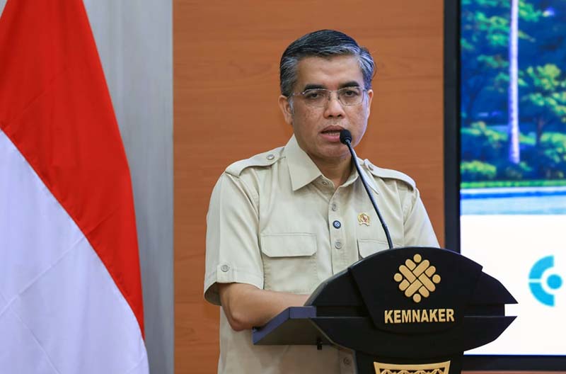 Menteri Ketenagakerjaan RI, Yassierli, memberikan keterangan pers terkait pembukaan pendaftaran Pelatihan Vokasi Nasional Batch 2 di Kantor Kemnaker, Jakarta. Program strategis ini membuka 24 pilihan kejuruan guna mencetak angkatan kerja yang kompeten, berdaya saing, dan siap memenuhi kebutuhan dunia industri saat ini. (Foto: Dok. Humas Kemnaker)