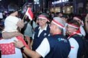 Menaker Yassierli menyapa langsung masyarakat yang antusias menyaksikan Karnaval HUT ke-81 RI di sepanjang rute Monas hingga Bundaran HI (17/8/2026). (Foto: Humas Kemnaker)