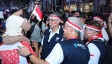 Menaker Yassierli menyapa langsung masyarakat yang antusias menyaksikan Karnaval HUT ke-81 RI di sepanjang rute Monas hingga Bundaran HI (17/8/2026). (Foto: Humas Kemnaker)