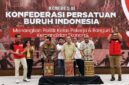 Jajaran pengurus KPBI bersama Kapolri Jenderal Listyo Sigit Prabowo, Wakil Ketua DPR RI Sufmi Dasco Ahmad, dan Wamenaker Afriansyah Noor saat membuka Kongres III Konfederasi Persatuan Buruh Indonesia (KPBI) di Jakarta, Minggu (7/6/2026). Dalam kesempatan ini, Kemnaker menegaskan kesiapan untuk berkolaborasi mereformasi Undang-Undang Ketenagakerjaan dan jaminan K3. (Foto: Dok. Istimewa / Biro Humas Kemnaker)
