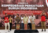 Jajaran pengurus KPBI bersama Kapolri Jenderal Listyo Sigit Prabowo, Wakil Ketua DPR RI Sufmi Dasco Ahmad, dan Wamenaker Afriansyah Noor saat membuka Kongres III Konfederasi Persatuan Buruh Indonesia (KPBI) di Jakarta, Minggu (7/6/2026). Dalam kesempatan ini, Kemnaker menegaskan kesiapan untuk berkolaborasi mereformasi Undang-Undang Ketenagakerjaan dan jaminan K3. (Foto: Dok. Istimewa / Biro Humas Kemnaker)