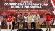 Jajaran pengurus KPBI bersama Kapolri Jenderal Listyo Sigit Prabowo, Wakil Ketua DPR RI Sufmi Dasco Ahmad, dan Wamenaker Afriansyah Noor saat membuka Kongres III Konfederasi Persatuan Buruh Indonesia (KPBI) di Jakarta, Minggu (7/6/2026). Dalam kesempatan ini, Kemnaker menegaskan kesiapan untuk berkolaborasi mereformasi Undang-Undang Ketenagakerjaan dan jaminan K3. (Foto: Dok. Istimewa / Biro Humas Kemnaker)