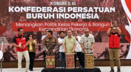 Jajaran pengurus KPBI bersama Kapolri Jenderal Listyo Sigit Prabowo, Wakil Ketua DPR RI Sufmi Dasco Ahmad, dan Wamenaker Afriansyah Noor saat membuka Kongres III Konfederasi Persatuan Buruh Indonesia (KPBI) di Jakarta, Minggu (7/6/2026). Dalam kesempatan ini, Kemnaker menegaskan kesiapan untuk berkolaborasi mereformasi Undang-Undang Ketenagakerjaan dan jaminan K3. (Foto: Dok. Istimewa / Biro Humas Kemnaker)