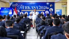 Menteri Ketenagakerjaan Yassierli memberikan Kuliah Umum di hadapan ratusan mahasiswa Politeknik Mitra Industri, Bekasi, Rabu (16/9/2026). (FOTO : Dok. Biro Humas Kemnaker)