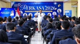 Menteri Ketenagakerjaan Yassierli memberikan Kuliah Umum di hadapan ratusan mahasiswa Politeknik Mitra Industri, Bekasi, Rabu (16/9/2026). (FOTO : Dok. Biro Humas Kemnaker)