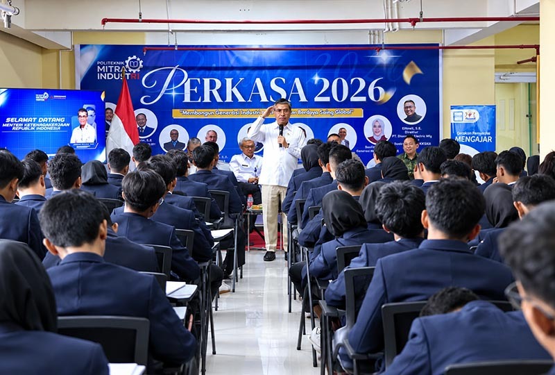 Menteri Ketenagakerjaan Yassierli memberikan Kuliah Umum di hadapan ratusan mahasiswa Politeknik Mitra Industri, Bekasi, Rabu (16/9/2026). (FOTO : Dok. Biro Humas Kemnaker)