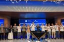 Sekretaris Jenderal Kemnaker Cris Kuntadi dan Direktur Utama bank bjb Ayi Subarna berfoto bersama jajaran usai penandatanganan MoU pengembangan kompetensi SDM dan layanan perbankan di Bandung, Jumat (10/7/2026). (Dok. Humas Kemnaker)