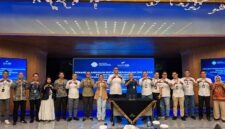 Sekretaris Jenderal Kemnaker Cris Kuntadi dan Direktur Utama bank bjb Ayi Subarna berfoto bersama jajaran usai penandatanganan MoU pengembangan kompetensi SDM dan layanan perbankan di Bandung, Jumat (10/7/2026). (Dok. Humas Kemnaker)