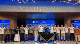 Sekretaris Jenderal Kemnaker Cris Kuntadi dan Direktur Utama bank bjb Ayi Subarna berfoto bersama jajaran usai penandatanganan MoU pengembangan kompetensi SDM dan layanan perbankan di Bandung, Jumat (10/7/2026). (Dok. Humas Kemnaker)