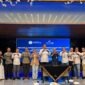 Sekretaris Jenderal Kemnaker Cris Kuntadi dan Direktur Utama bank bjb Ayi Subarna berfoto bersama jajaran usai penandatanganan MoU pengembangan kompetensi SDM dan layanan perbankan di Bandung, Jumat (10/7/2026). (Dok. Humas Kemnaker)