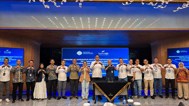 Sekretaris Jenderal Kemnaker Cris Kuntadi dan Direktur Utama bank bjb Ayi Subarna berfoto bersama jajaran usai penandatanganan MoU pengembangan kompetensi SDM dan layanan perbankan di Bandung, Jumat (10/7/2026). (Dok. Humas Kemnaker)