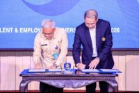 Penandatanganan nota kesepahaman antara Kemnaker dan Unpad pada Unpad Talent & Employer Partnership Summit 2026 untuk meningkatkan link and match kurikulum pendidikan dengan kebutuhan industri. (Foto: Dok. Biro Humas Kemnaker)
