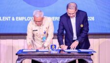 Penandatanganan nota kesepahaman antara Kemnaker dan Unpad pada Unpad Talent & Employer Partnership Summit 2026 untuk meningkatkan link and match kurikulum pendidikan dengan kebutuhan industri. (Foto: Dok. Biro Humas Kemnaker)