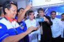 Menaker Yassierli (tengah) berfoto bersama para praktisi dan peserta Seminar Nasional Teknik Heating, Ventilating, Air Conditioning, and Refrigerating (HVACR) di Jakarta. (Foto: Dok. Kemnaker)
