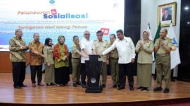 Menteri Ketenagakerjaan Yassierli bersama jajaran pejabat meluncurkan secara resmi Peraturan Menteri Ketenagakerjaan Nomor 11 Tahun 2026 tentang Tata Cara Pengawasan Ketenagakerjaan berbasis risiko sekaligus memperingati Hari Ulang Tahun ke-78 Pengawasan Ketenagakerjaan Indonesia di Jakarta, Senin (27/7/2026). (FOTO : Dok. Biro Humas Kemnaker)