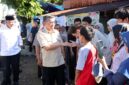 Menteri Ketenagakerjaan Yassierli bersalaman dengan warga saat mengunjungi Kota Padang, Sumatera Barat, Kamis (14/5/2026). Dalam kunjungan tersebut, Kemnaker menyiapkan kuota pelatihan berbasis AI untuk 3.100 pemuda guna meningkatkan kompetensi dan daya saing di dunia kerja. (FOTO : Biro Humas Kemnaker)