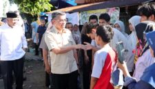 Menteri Ketenagakerjaan Yassierli bersalaman dengan warga saat mengunjungi Kota Padang, Sumatera Barat, Kamis (14/5/2026). Dalam kunjungan tersebut, Kemnaker menyiapkan kuota pelatihan berbasis AI untuk 3.100 pemuda guna meningkatkan kompetensi dan daya saing di dunia kerja. (FOTO : Biro Humas Kemnaker)
