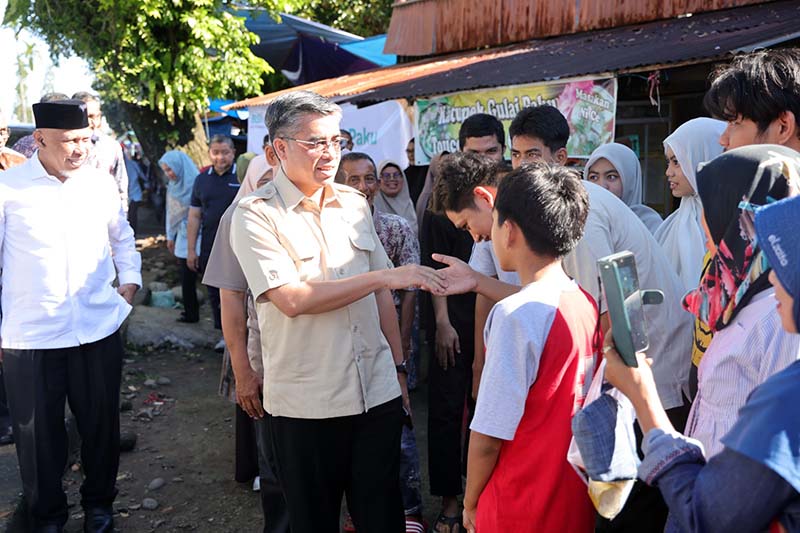 Menteri Ketenagakerjaan Yassierli bersalaman dengan warga saat mengunjungi Kota Padang, Sumatera Barat, Kamis (14/5/2026). Dalam kunjungan tersebut, Kemnaker menyiapkan kuota pelatihan berbasis AI untuk 3.100 pemuda guna meningkatkan kompetensi dan daya saing di dunia kerja. (FOTO : Biro Humas Kemnaker)