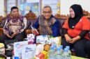 Wamenaker Afriansyah Noor (tengah) didampingi Kadisnakertrans Maluku Utara Marwan (kiri) saat mengamati produk olahan pangan lokal berkualitas ekspor buatan pengelola TKM Fala Satu Putri, Maryani Ade (kanan), di Ternate, Maluku Utara. (FOTO : Dok. Biro Humas Kemnaker RI)