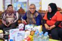 Wamenaker Afriansyah Noor (tengah) didampingi Kadisnakertrans Maluku Utara Marwan (kiri) saat mengamati produk olahan pangan lokal berkualitas ekspor buatan pengelola TKM Fala Satu Putri, Maryani Ade (kanan), di Ternate, Maluku Utara. (FOTO : Dok. Biro Humas Kemnaker RI)