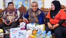 Wamenaker Afriansyah Noor (tengah) didampingi Kadisnakertrans Maluku Utara Marwan (kiri) saat mengamati produk olahan pangan lokal berkualitas ekspor buatan pengelola TKM Fala Satu Putri, Maryani Ade (kanan), di Ternate, Maluku Utara. (FOTO : Dok. Biro Humas Kemnaker RI)