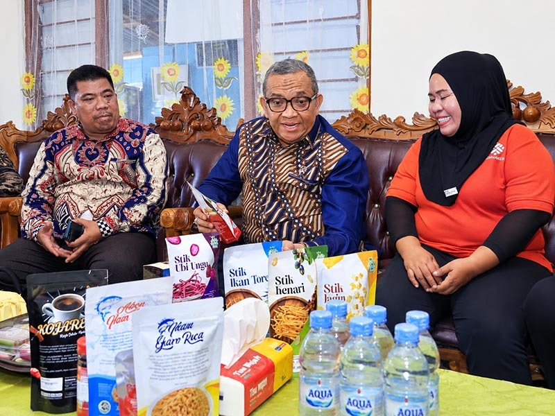 Wamenaker Afriansyah Noor (tengah) didampingi Kadisnakertrans Maluku Utara Marwan (kiri) saat mengamati produk olahan pangan lokal berkualitas ekspor buatan pengelola TKM Fala Satu Putri, Maryani Ade (kanan), di Ternate, Maluku Utara. (FOTO : Dok. Biro Humas Kemnaker RI)