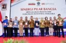 Menteri Ketenagakerjaan Yassierli (virtual) bersama jajaran Kementerian Ketenagakerjaan, PT HM Sampoerna Tbk., Anggota Komisi IX DPR RI, serta para pemangku kepentingan berfoto bersama pada pembukaan kegiatan Sinergi Pilar Bangsa di Surabaya, Selasa (30/6/2026). (FOTO : Biro Humas Kemnaker)