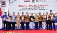 Menteri Ketenagakerjaan Yassierli (virtual) bersama jajaran Kementerian Ketenagakerjaan, PT HM Sampoerna Tbk., Anggota Komisi IX DPR RI, serta para pemangku kepentingan berfoto bersama pada pembukaan kegiatan Sinergi Pilar Bangsa di Surabaya, Selasa (30/6/2026). (FOTO : Biro Humas Kemnaker)