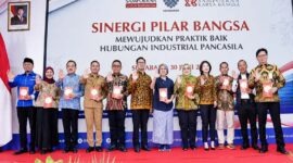 Menteri Ketenagakerjaan Yassierli (virtual) bersama jajaran Kementerian Ketenagakerjaan, PT HM Sampoerna Tbk., Anggota Komisi IX DPR RI, serta para pemangku kepentingan berfoto bersama pada pembukaan kegiatan Sinergi Pilar Bangsa di Surabaya, Selasa (30/6/2026). (FOTO : Biro Humas Kemnaker)