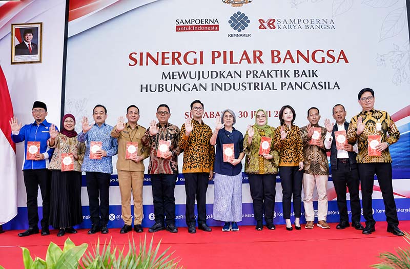 Menteri Ketenagakerjaan Yassierli (virtual) bersama jajaran Kementerian Ketenagakerjaan, PT HM Sampoerna Tbk., Anggota Komisi IX DPR RI, serta para pemangku kepentingan berfoto bersama pada pembukaan kegiatan Sinergi Pilar Bangsa di Surabaya, Selasa (30/6/2026). (FOTO : Biro Humas Kemnaker)