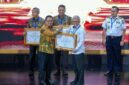 Sekretaris Jenderal Kementerian Ketenagakerjaan (Kemnaker) Cris Kuntadi (kedua dari kanan) menerima sertifikat penghargaan kearsipan nasional dari pihak Arsip Nasional Republik Indonesia (ANRI) di Jakarta. (FOTO : Dok. Biro Humas Kemnaker)