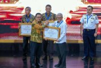 Sekretaris Jenderal Kementerian Ketenagakerjaan (Kemnaker) Cris Kuntadi (kedua dari kanan) menerima sertifikat penghargaan kearsipan nasional dari pihak Arsip Nasional Republik Indonesia (ANRI) di Jakarta. (FOTO : Dok. Biro Humas Kemnaker)
