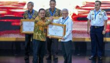 Sekretaris Jenderal Kementerian Ketenagakerjaan (Kemnaker) Cris Kuntadi (kedua dari kanan) menerima sertifikat penghargaan kearsipan nasional dari pihak Arsip Nasional Republik Indonesia (ANRI) di Jakarta. (FOTO : Dok. Biro Humas Kemnaker)