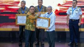 Sekretaris Jenderal Kementerian Ketenagakerjaan (Kemnaker) Cris Kuntadi (kedua dari kanan) menerima sertifikat penghargaan kearsipan nasional dari pihak Arsip Nasional Republik Indonesia (ANRI) di Jakarta. (FOTO : Dok. Biro Humas Kemnaker)