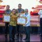 Sekretaris Jenderal Kementerian Ketenagakerjaan (Kemnaker) Cris Kuntadi (kedua dari kanan) menerima sertifikat penghargaan kearsipan nasional dari pihak Arsip Nasional Republik Indonesia (ANRI) di Jakarta. (FOTO : Dok. Biro Humas Kemnaker)
