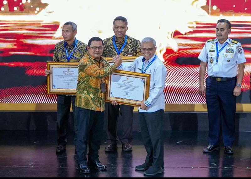 Sekretaris Jenderal Kementerian Ketenagakerjaan (Kemnaker) Cris Kuntadi (kedua dari kanan) menerima sertifikat penghargaan kearsipan nasional dari pihak Arsip Nasional Republik Indonesia (ANRI) di Jakarta. (FOTO : Dok. Biro Humas Kemnaker)