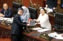 Menteri Ketenagakerjaan Yassierli menyerahkan berkas pendapat akhir Pemerintah terkait RUU Pelindungan Ketenagakerjaan kepada Ketua DPR RI Puan Maharani dalam Rapat Paripurna DPR RI di Senayan, Jakarta, Selasa (6/10/2026), (FOTO : Dok. KEMNAKER)