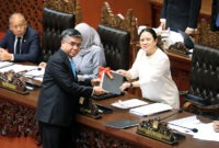 Menteri Ketenagakerjaan Yassierli menyerahkan berkas pendapat akhir Pemerintah terkait RUU Pelindungan Ketenagakerjaan kepada Ketua DPR RI Puan Maharani dalam Rapat Paripurna DPR RI di Senayan, Jakarta, Selasa (6/10/2026), (FOTO : Dok. KEMNAKER)