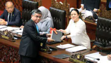 Menteri Ketenagakerjaan Yassierli menyerahkan berkas pendapat akhir Pemerintah terkait RUU Pelindungan Ketenagakerjaan kepada Ketua DPR RI Puan Maharani dalam Rapat Paripurna DPR RI di Senayan, Jakarta, Selasa (6/10/2026), (FOTO : Dok. KEMNAKER)