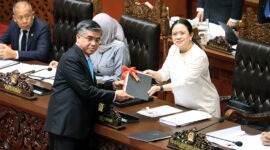 Menteri Ketenagakerjaan Yassierli menyerahkan berkas pendapat akhir Pemerintah terkait RUU Pelindungan Ketenagakerjaan kepada Ketua DPR RI Puan Maharani dalam Rapat Paripurna DPR RI di Senayan, Jakarta, Selasa (6/10/2026), (FOTO : Dok. KEMNAKER)