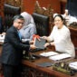 Menteri Ketenagakerjaan Yassierli menyerahkan berkas pendapat akhir Pemerintah terkait RUU Pelindungan Ketenagakerjaan kepada Ketua DPR RI Puan Maharani dalam Rapat Paripurna DPR RI di Senayan, Jakarta, Selasa (6/10/2026), (FOTO : Dok. KEMNAKER)