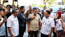 Sinergi Pemerintah dan Buruh: Menteri Ketenagakerjaan Yassierli saat disambut oleh jajaran pengurus KSPN pada pembukaan Rapimnas KSPN di Majalengka, Jawa Barat, Jumat (26/6/2026). (Foto: Dok. Kemnaker)