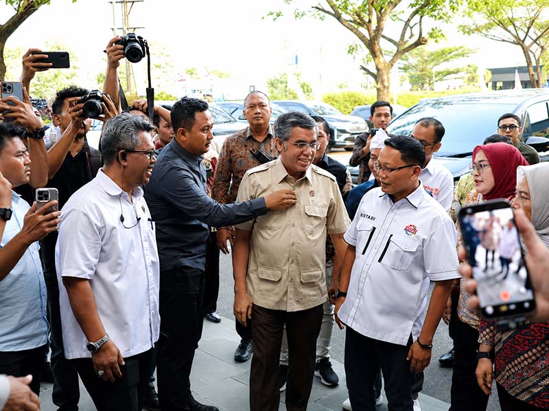 Sinergi Pemerintah dan Buruh: Menteri Ketenagakerjaan Yassierli saat disambut oleh jajaran pengurus KSPN pada pembukaan Rapimnas KSPN di Majalengka, Jawa Barat, Jumat (26/6/2026). (Foto: Dok. Kemnaker)