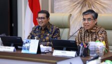 Menteri Ekonomi Kreatif Teuku Riefky Harsya (kiri) bersama Menteri Ketenagakerjaan Yassierli (kanan) saat mematangkan sinergi Program Pelatihan Vokasi Nasional dan Magang Nasional (MagangHub) dalam pertemuan bilateral yang berlangsung di Kantor Kemnaker, Jakarta, Kamis (4/6/2026). (FOTO : Dok. Biro Humas Kemnaker)