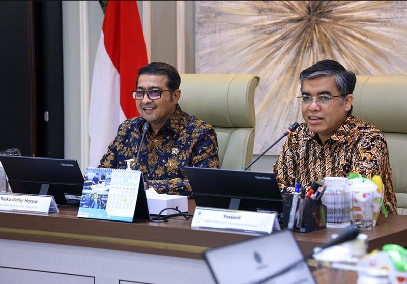 Menteri Ekonomi Kreatif Teuku Riefky Harsya (kiri) bersama Menteri Ketenagakerjaan Yassierli (kanan) saat mematangkan sinergi Program Pelatihan Vokasi Nasional dan Magang Nasional (MagangHub) dalam pertemuan bilateral yang berlangsung di Kantor Kemnaker, Jakarta, Kamis (4/6/2026). (FOTO : Dok. Biro Humas Kemnaker)