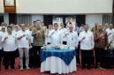 Menteri Ketenagakerjaan Yassierli (tengah, baju putih) didampingi Sekretaris Jenderal Kemnaker Cris Kuntadi (ketiga dari kanan, baju putih berlogo) berfoto bersama jajaran pejabat dan pegawai usai memberikan arahan mengenai Strategi Penguatan Tata Kelola dan Akuntabilitas Kinerja di Jakarta, Rabu (3/6/2026). (Foto: Humas Kemnaker)